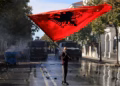 Përshkallëzohet protesta në Tiranë, qëllohet me gurë, lëndohet një gazetare