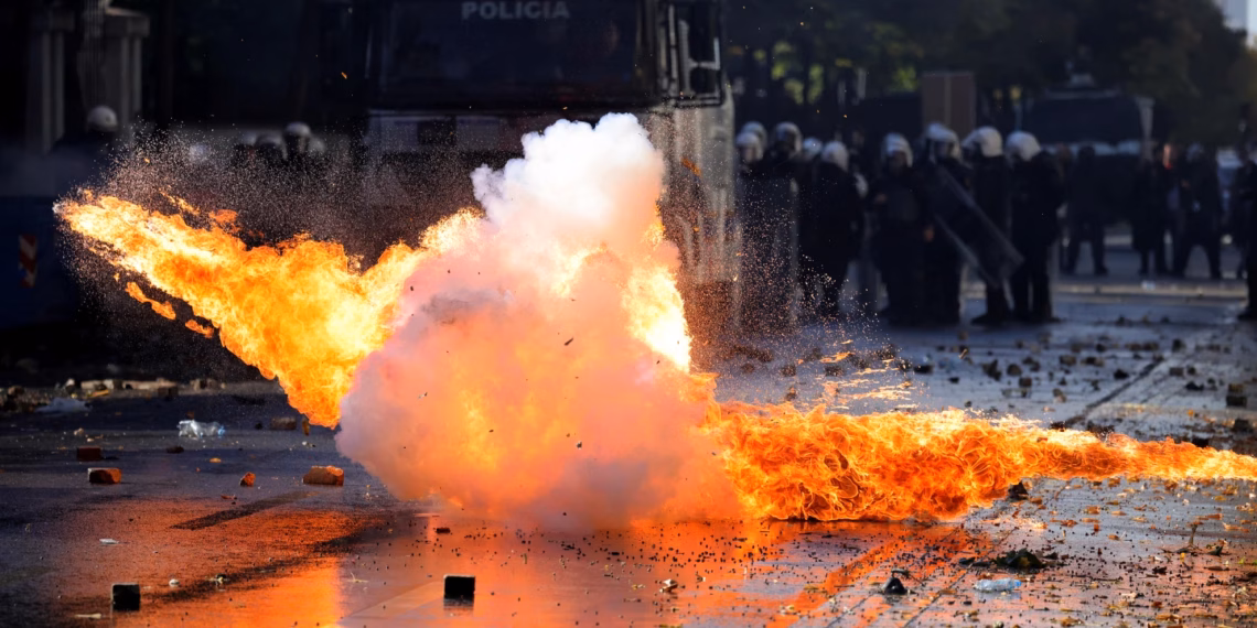 Përplasje te Ministria e Brendshme, protestuesit hedhin gurë e molotov, policia përgjigjet me gaz lotsjellës