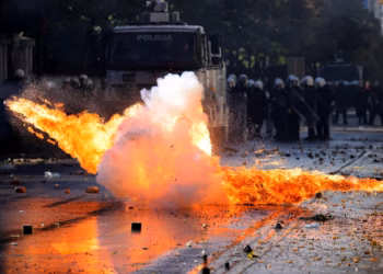 Përplasje te Ministria e Brendshme, protestuesit hedhin gurë e molotov, policia përgjigjet me gaz lotsjellës