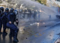Protestuesit përballen me policinë, sheshi “Skënderbej” mbulohet nga gazi lotsjellës