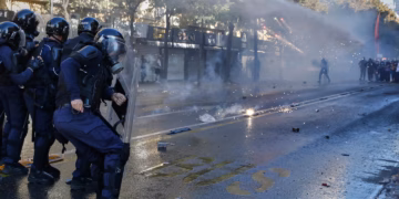 Protestuesit përballen me policinë, sheshi “Skënderbej” mbulohet nga gazi lotsjellës