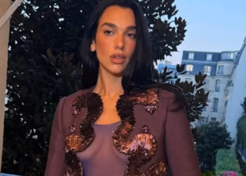 Dua Lipa shfaqet në Paris me një tjetër look transparent