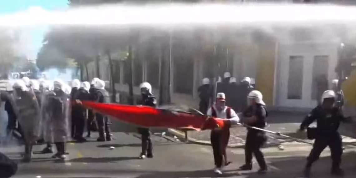 Tensione në protestën para Ministrisë së Arsimit në Shqipëri, policia shpërndan protestuesit me gaz lotsjellës