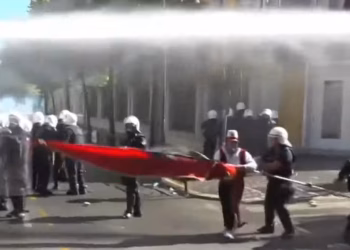 Tensione në protestën para Ministrisë së Arsimit në Shqipëri, policia shpërndan protestuesit me gaz lotsjellës