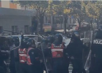 Përplasje mes policisë dhe protestuesve në Lezhë, disa të lënduar