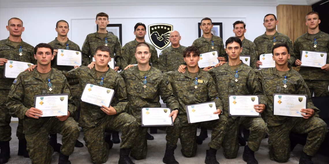 Komandanti i FSK-së dekoron me medalje ekipin që fitoi të Artën në “Cambrian Patrol 2026”