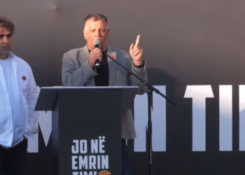 Haradinaj në protestë kritikon ndërkombëtarët: Ju që na ndihmuat në luftë, na tradhtuat – kthejeni besimin