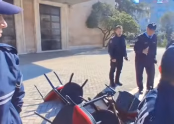 Studentët refuzojnë ftesën e Ramës për dialog, demolojnë karriget