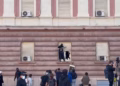 Protestuesit nisin me shkatërrimin e dritareve të Kryesisë së Kuvendit, tentojnë të futen brenda