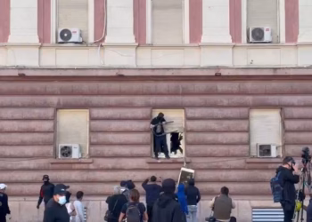 Protestuesit nisin me shkatërrimin e dritareve të Kryesisë së Kuvendit, tentojnë të futen brenda