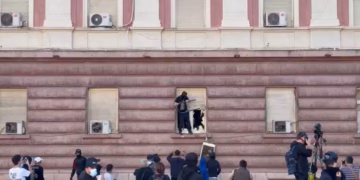 Protestuesit nisin me shkatërrimin e dritareve të Kryesisë së Kuvendit, tentojnë të futen brenda