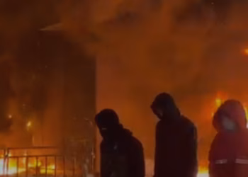 Protestuesit sulmojnë me molotov Komisariatin e Policisë në Tiranë