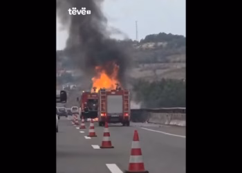 Kamioni u përfshi nga zjarri si pasojë e vetaksidentit, policia jep detaje