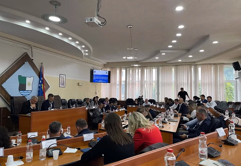 PDK-ja lëshon seancën në Mitrovicë, Ibrahimi akuzon Pecin për gjuhë fyese