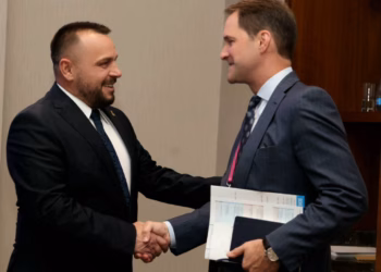 Maqedonci takohet me kongresistin amerikan Jim Himes, diskuton për bashkëpunimin në mbrojtje