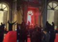 Studentët nuk tërhiqen, përshkallëzohet protesta, të rinjtë hyjnë në Kryesinë e Kuvendit, ndezin zjarr