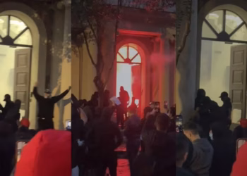 Përshkallëzohet protesta në Tiranë, studentët hyjnë në Kryesinë e Kuvendit dhe ndezin zjarr