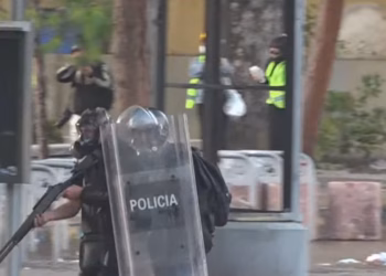 Vazhdojnë përleshjet në Bulevardin e qytetit, policia gjuan me plumba gome protestuesit