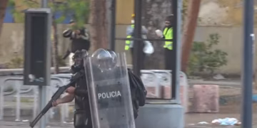 Vazhdojnë përleshjet në Bulevardin e qytetit, policia gjuan me plumba gome protestuesit