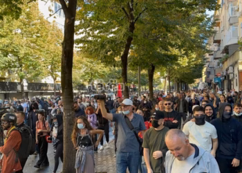 Protestuesit zhvendosen para Ministrisë së Arsimit