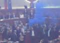 Tensione në Kuvendin e Shqipërisë, miratohen projektligjet mes tymit dhe flakadanëve
