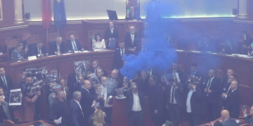 Tensione në Kuvendin e Shqipërisë, miratohen projektligjet mes tymit dhe flakadanëve