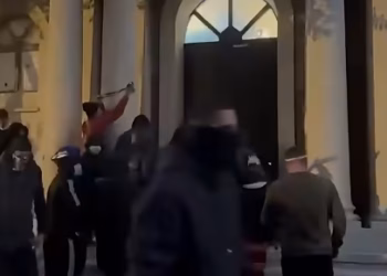 Protestuesit sulmuan Kuvendin e Shqipërisë, reagon kryetari Niko Peleshi: Dhuna s’i shërben asnjë kauze