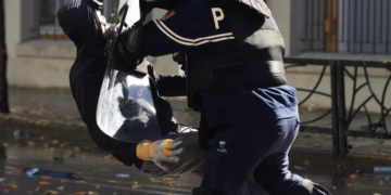 Pezullohen dy policë në Tiranë