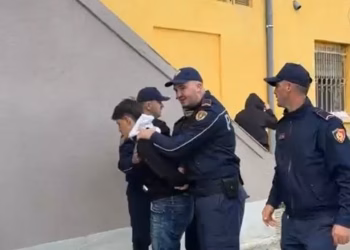 Dita e dytë e protestës në Korçë, tensione dhe shoqërime nga policia