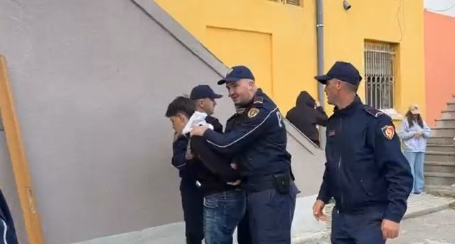 Dita e dytë e protestës në Korçë, tensione dhe shoqërime nga policia