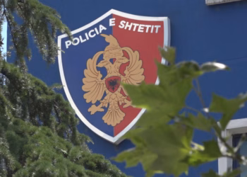 Pezullohen pesë zyrtarë policorë pas publikimit të videos ku 19-vjeçari me këmbë të thyer tërhiqej zvarrë