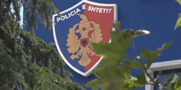 Pezullohen pesë zyrtarë policorë pas publikimit të videos ku 19-vjeçari me këmbë të thyer tërhiqej zvarrë