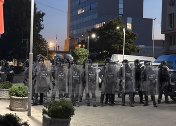 Njësia Speciale mobilizohet te Kuvendi, protestuesit bllokojnë të gjitha hyrjet