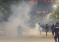 Policia: Dy nga tre protestuesit e arrestuar janë dërguar në mbajtje, 20 policë janë lënduar