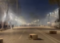 Nëntë orë përplasje në Tiranë, pas sulmit ndaj Kryesisë së Kuvendit protestuesit shkatërrojnë dhe djegin biznese