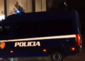 Efektivët mësyjnë në qendër të Tiranës, makina të shumta policie në sheshin “Skënderbej”, shoqërohen disa protestues