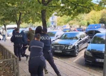 Protesta në Gjirokastër, policia shoqëron disa të rinj pas tensioneve