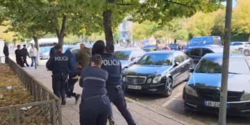 Protesta në Gjirokastër, policia shoqëron disa të rinj pas tensioneve
