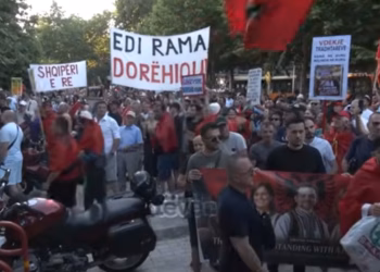 Reforma territorial në Shqipëri, tensione në Tiranë