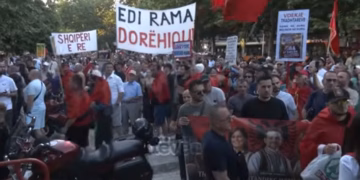 Reforma territorial në Shqipëri, tensione në Tiranë