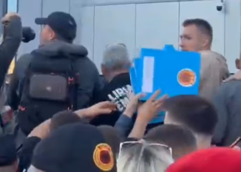 Protestuesit dorëzojnë në Qeveri dosjet për ndryshimin e Ligjit për Specialen
