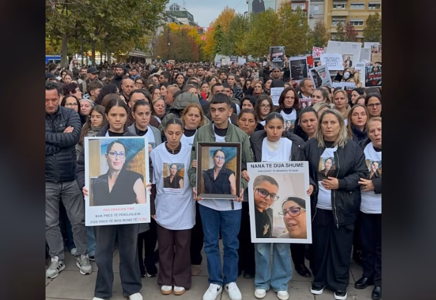 Protesta në Prishtinë, pjesëmarrës dhe familjarë të Arlinda Zekajt
