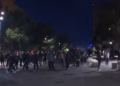 Protestuesit lëvizin në drejtim të Kryeministrisë, gjuajnë me gurë policët