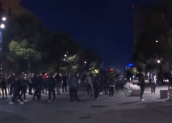 Protestuesit lëvizin në drejtim të Kryeministrisë, gjuajnë me gurë policët