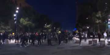 Protestuesit lëvizin në drejtim të Kryeministrisë, gjuajnë me gurë policët