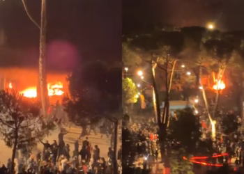 Nëntë orë përplasje në Tiranë, pas sulmit ndaj Kryesisë së Kuvendit protestuesit shkatërrojnë dhe djegin biznese