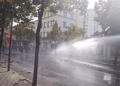 Protestuesit sulmojnë selinë e Partisë Socialiste, policia ndërhyn me gaz lotsjellës
