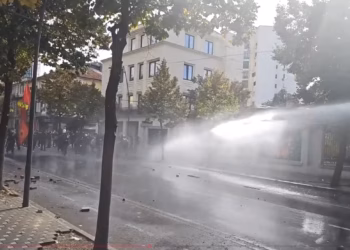 Protestuesit sulmojnë selinë e Partisë Socialiste, policia ndërhyn me gaz lotsjellës