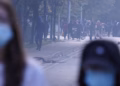 Policia e Tiranës: Ne nuk përdorim kavo metalike, u janë kapur katër të rinjve me maska që po shkonin për t’i goditur protestuesit