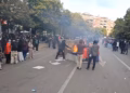 Sulmohet banka dhe digjet stacioni i autobusit, 14 të lënduar në protestën studentore në Tiranë